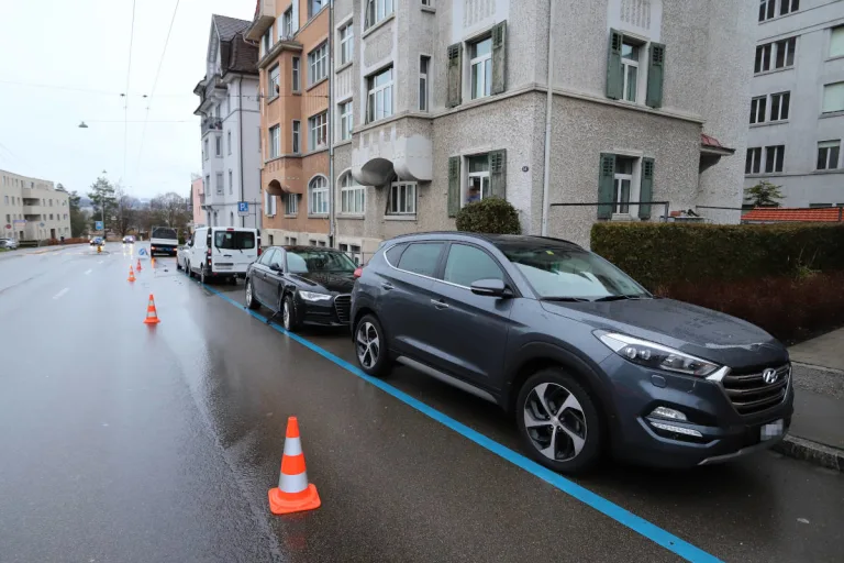 St.Gallen – Lenker fährt in drei parkierte Fahrzeuge