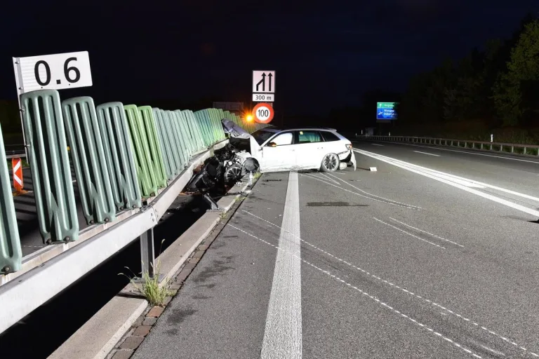 A15 bei Brüttisellen ZH - Heftige Kollision mit einer Mauer