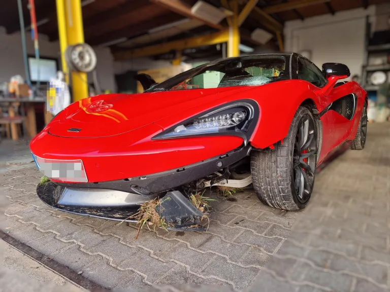 Schwäbisch Gmünd – Unfallflucht mit McLaren  – Unfallstelle gesucht