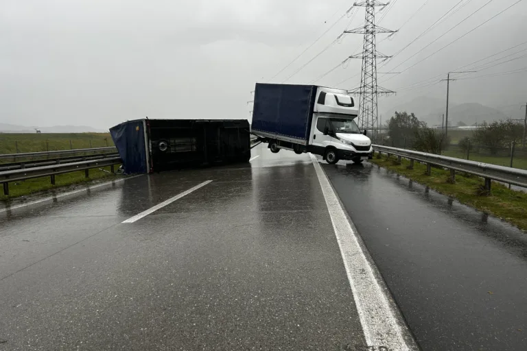 A13 Rüthi SG – Anhänger kippt durch Windböe