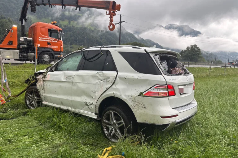 Unfall auf der A3 in Niederurnen GL – Auto überschlägt nach Aquaplaning