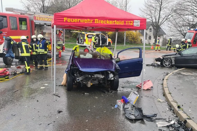 Breckerfeld - Schwerer Verkehrsunfall - Kreuzungsbereich der Frankfurter Strasse mehrere Stunden gesperrt