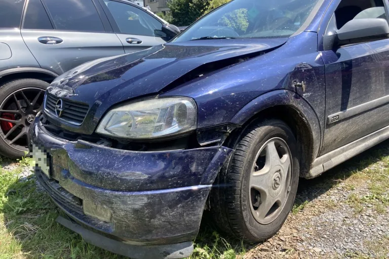 Näfels GL - Auffahrunfall an einem Zebrastreifen