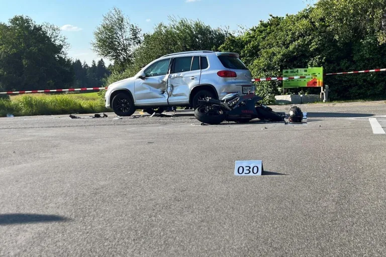 Pfäffikon ZH - Motorradfahrer bei Unfall schwer verletzt 