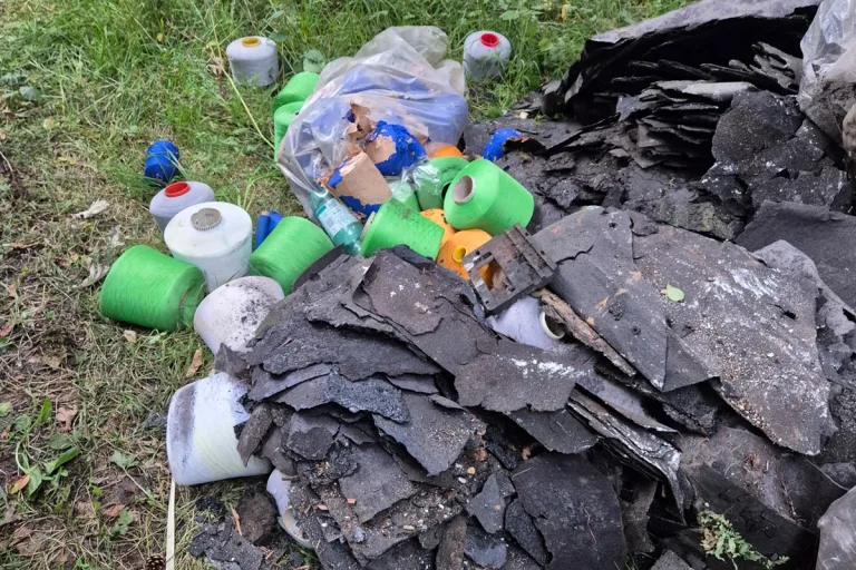 Emsbüren NI – Illegale Entsorgung von Sondermüll in Wald