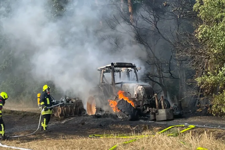 Etzelsbach TH – Traktor nahe Wald brennt aus
