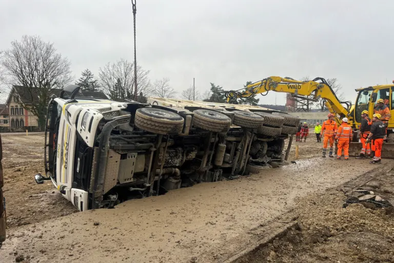 Winterthur ZH - Lastwagen auf Baustelle umgekippt