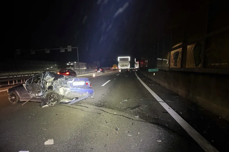 A1 Wettingen AG – Kollision eines Lastwagen mit einem Pannenfahrzeug