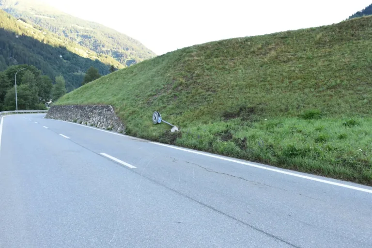 Li Curt GR – Auto mit Signalstation kollidiert