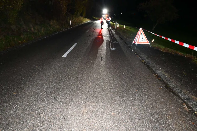 Strasse nach tragischer Frontalkollision gesperrt - 15-Jähriger Töfflifahrer in Unterrindal SG  von Auto erfasst und getötet