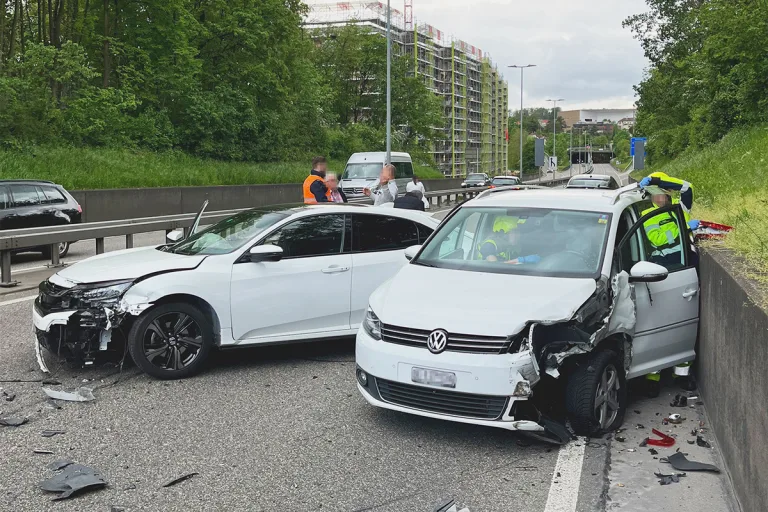 Münchenstein BL - Heftige Auffahrkollision führt zu Verkehrsbehinderungen 