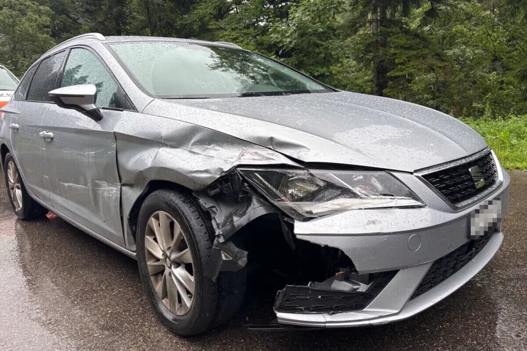 Unfall in Mühlrüti SG – Auto prallt auf nasser Strasse in Leitplanke