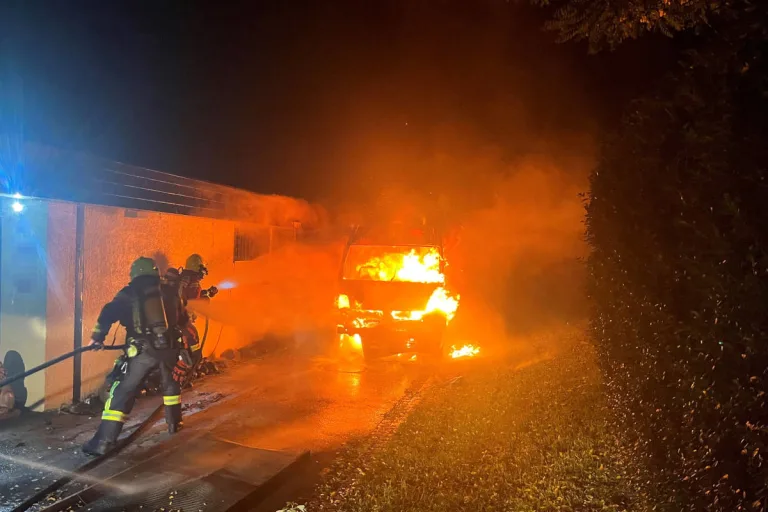 Uznach SG – Lieferwagen in Brand