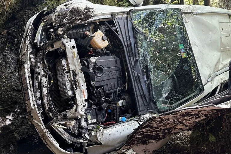 Urnäsch AR - Auto landet bei Unfall mitsamt 3-Jährigen im Bach