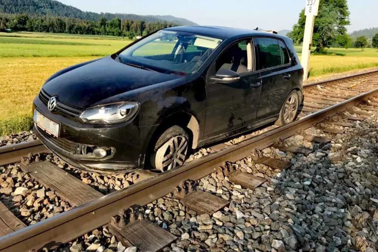 Glanegg - Betrunken mit Pkw auf Bahngleise gefahren