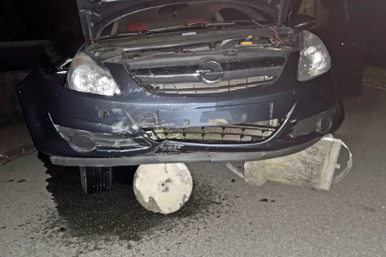 Schenkon LU – Auto prallt gegen Betonpoller