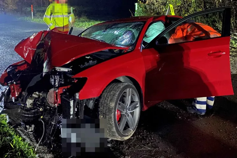 Unfall in Riedholz SO - Auto prallt in Baum – Beifahrer schwer verletzt