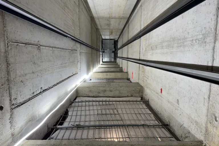 St.Gallen – Liftmonteur stürzt in Liftschacht 