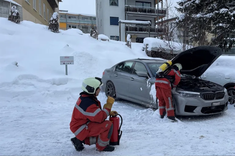 Davos Platz GR – Mit Wunderkerzen Auto beschädigt