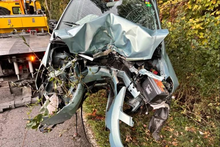 Ruggell FL - Heftig mit einem Baum kollidiert