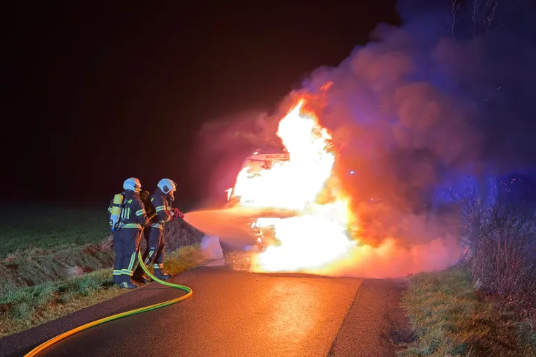 Aurich NI – Transporter bei nächtlichem Brand vollständig zerstört