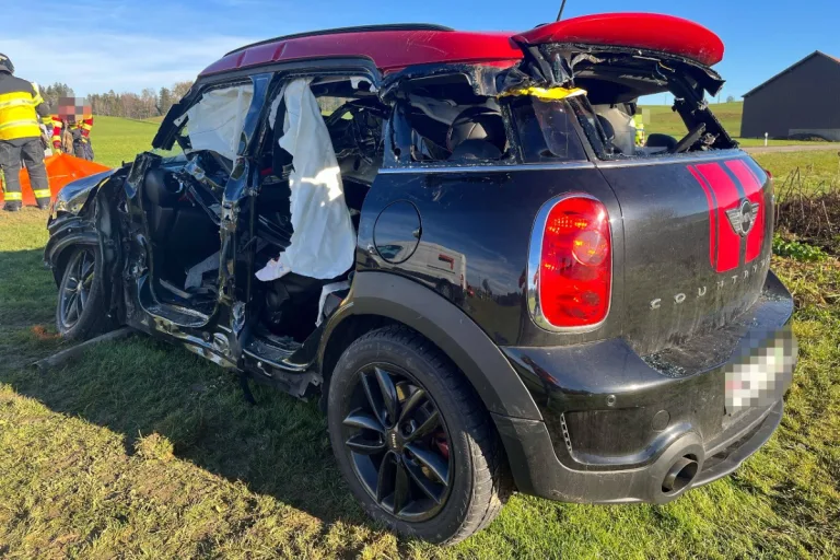 Jonschwil SG - Eine Person nach heftigem Zusammenstoss zwischen Auto und Lieferwagen verletzt
