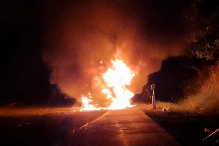 A9 Triptis – Fahrzeug im Vollbrand auf der Autobahn