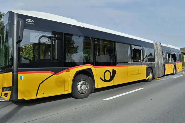 Ballwil LU – Auflieger kollidiert mit Postauto