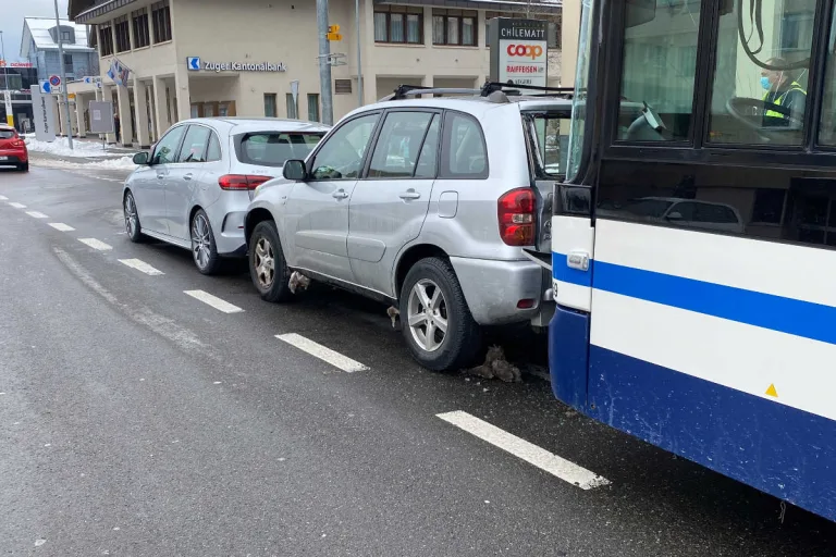 Unterägeri ZG – Linienbus in Autos gekracht
