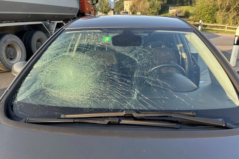 Uznach SG - Unfall nach Überholmanöver