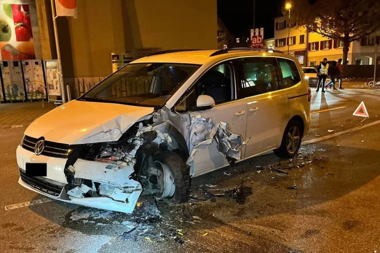 Dornach SO - Abbiegemanöver führt zur Kollision zwischen Auto und Linienbus 