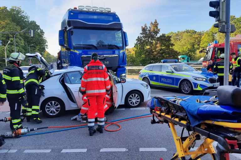 München – Autofahrerin bei Unfall mit Lkw schwer verletzt