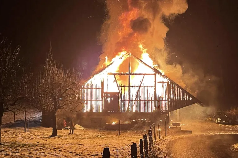 Vollbrand in Wünnewil FR -  Bauernhaus wird komplett zerstört - eine Frau springt vom Dach