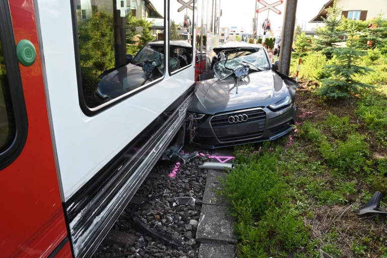 Hitzkirch LU - Zug prallt in Audi