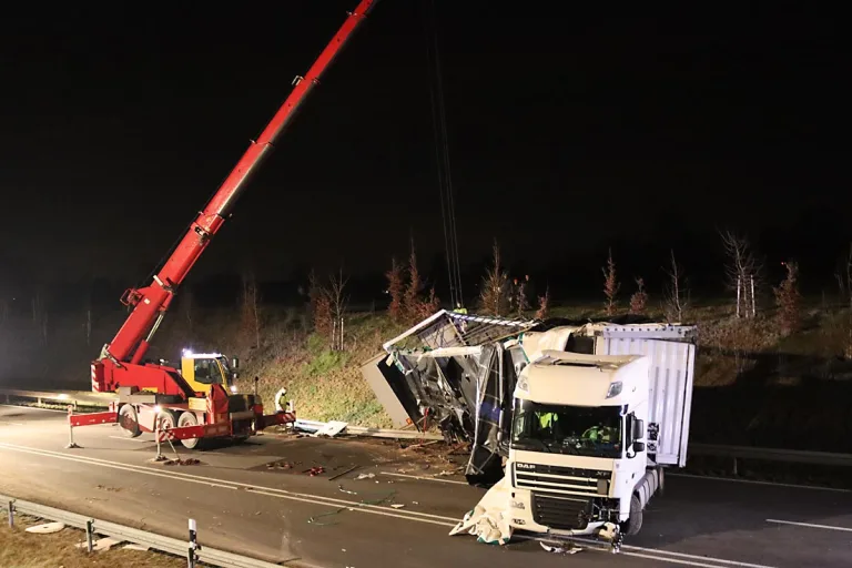 Gangelt - LKW auf B56n umgekippt
