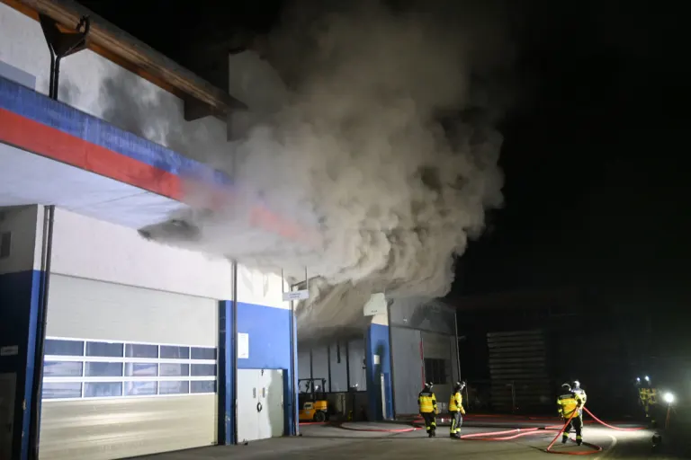 Mauren FL – Grossbrand einer Gewerbehalle