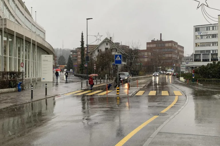 Effretikon ZH – Fahrerflucht nach Kollision mit Fussgängerin