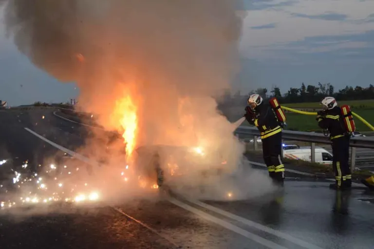 Alkounfall in Guntramsdorf - PKW prallt gegen Betonleitwand und gerät in Brand