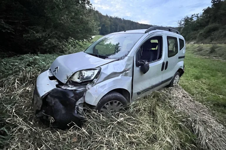 Stadt Schaffhausen SH -  Auto überschlägt sich bei Selbstunfall
