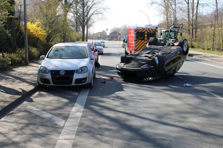 Lübbecke – Auto landet auf dem Dach