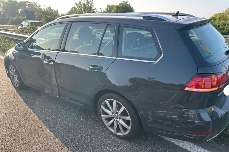 Landau – Lkw-Fahrer übersieht Pkw bei Spurwechsel