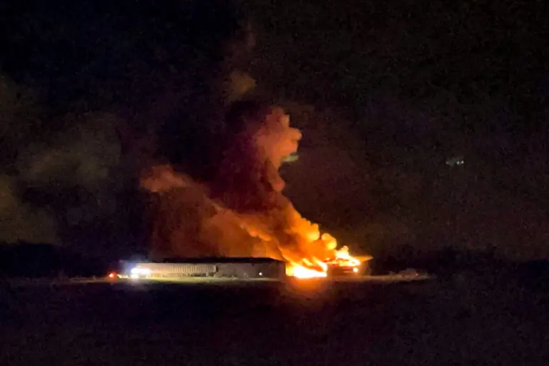 Cournillens FR – Eine landwirtschaftliche Halle durch Brand zerstört