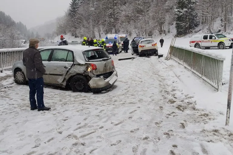 Silbertal – Fünf Verletzte bei Unfall auf schneebedeckter Fahrbahn