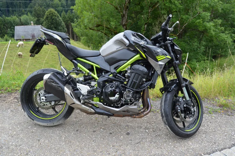 Rehetobel AR - Motorradlenker kollidiert mit Mauer