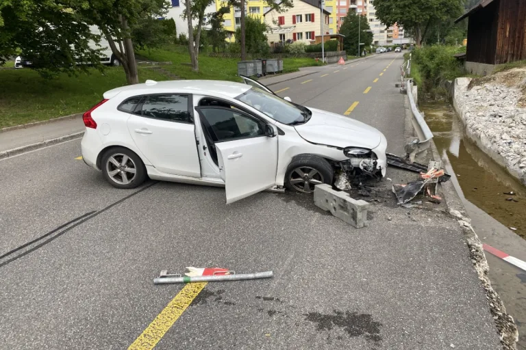 Stadt Schaffhausen - Unfallfahrer durch Airbags im Gesicht leicht verletzt