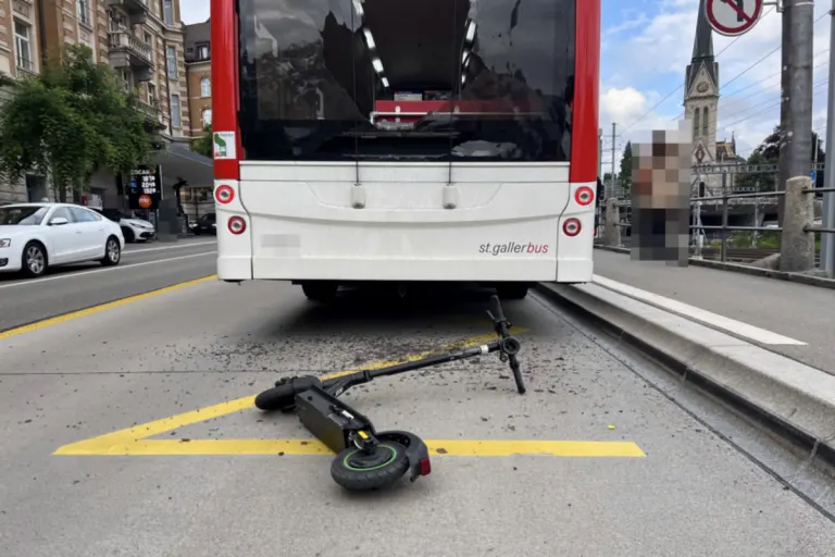St.Gallen - E-Scooter-Fahrerin prallt gegen Bus