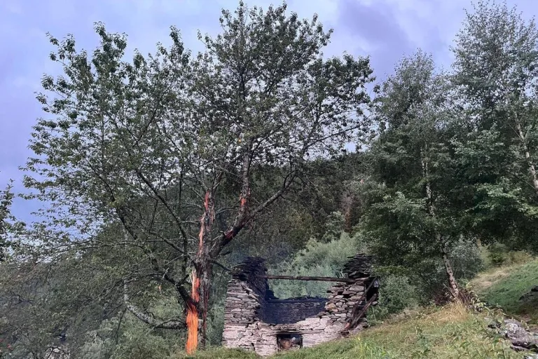 Cauco GR – Stall nach Blitzeinschlag komplett niedergebrannt