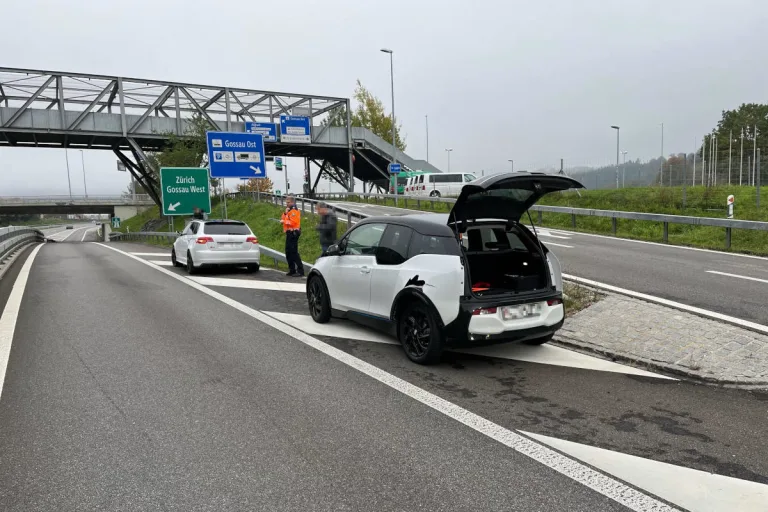 Stadt St. Gallen – Selbstunfall und Auffahrkollision wegen Übermüdung