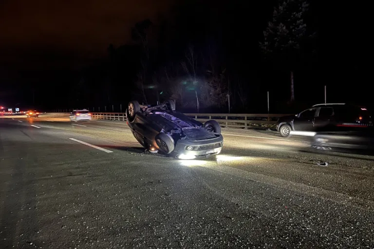 A1 Würenlos AG - Nach heftiger Kollision auf dem Dach gelandet