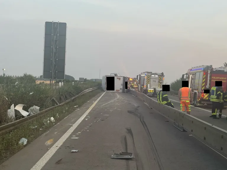 Nordhausen – Sattelzug kippt auf A38 bei Baustelle um
